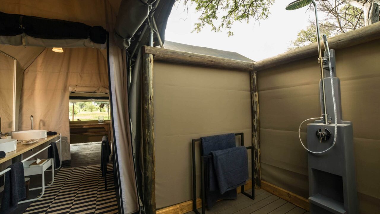 gomoti plains bathroom with an open roof