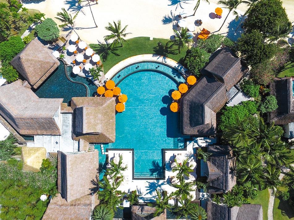 Constance Prince Maurice offers the discerning traveler the ideal hotel lifestyle thanks to its aesthetic, spatial and architectural designs set within a tropical oasis.