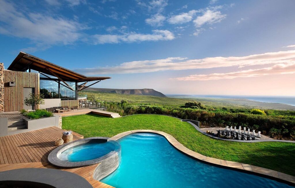 Forest Lodge provides a luxurious stay and an idyllic nature experience along the breathtaking coastline of South Africa.