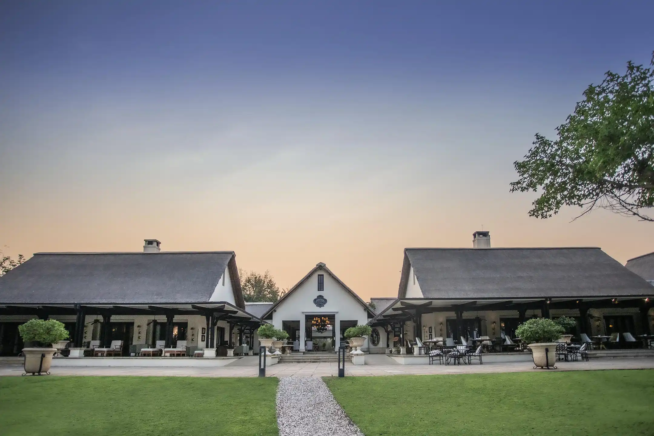 Hotel Building _13_11zon