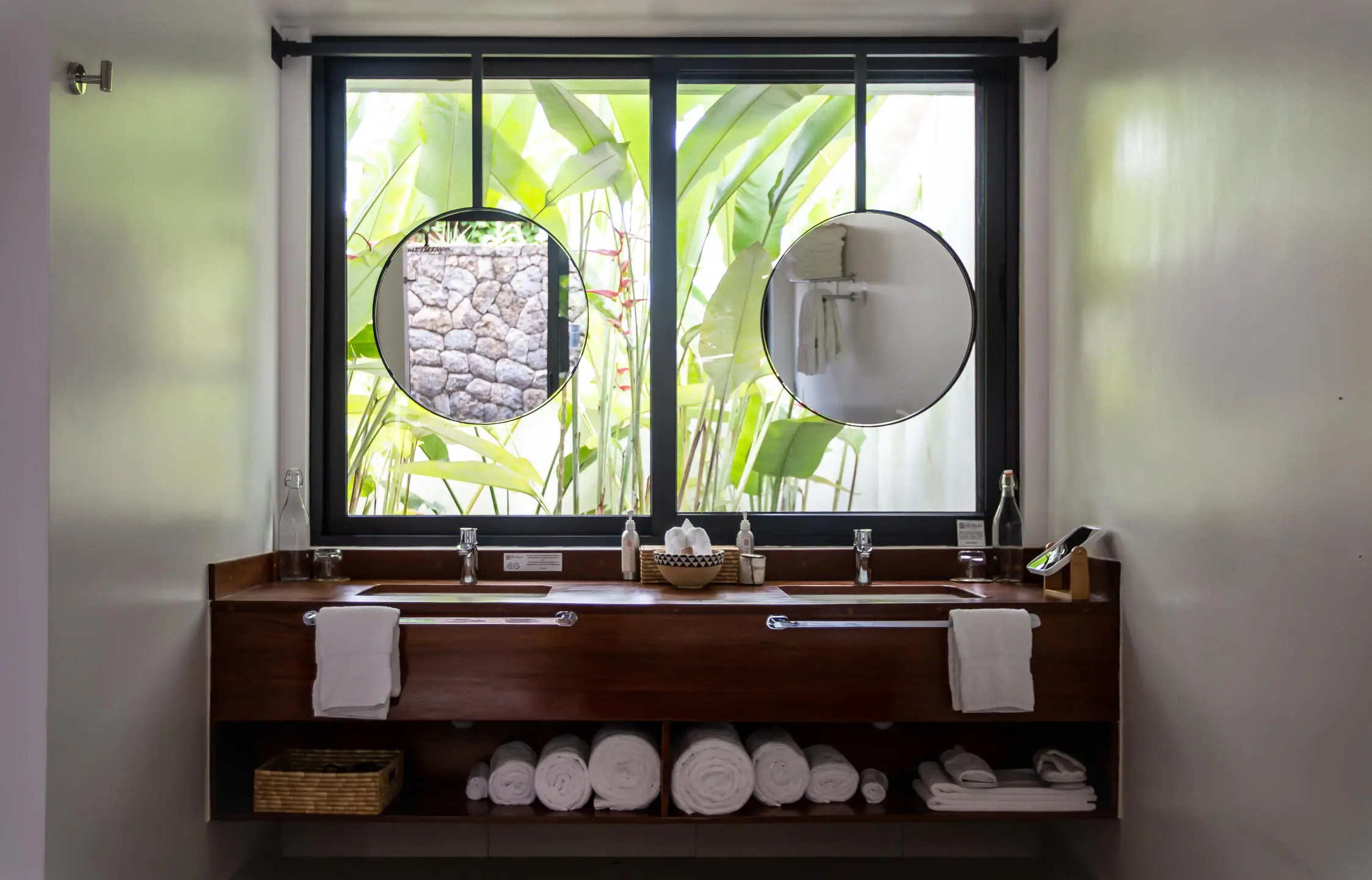 Copy of pool_villa_-_vanity_closeup