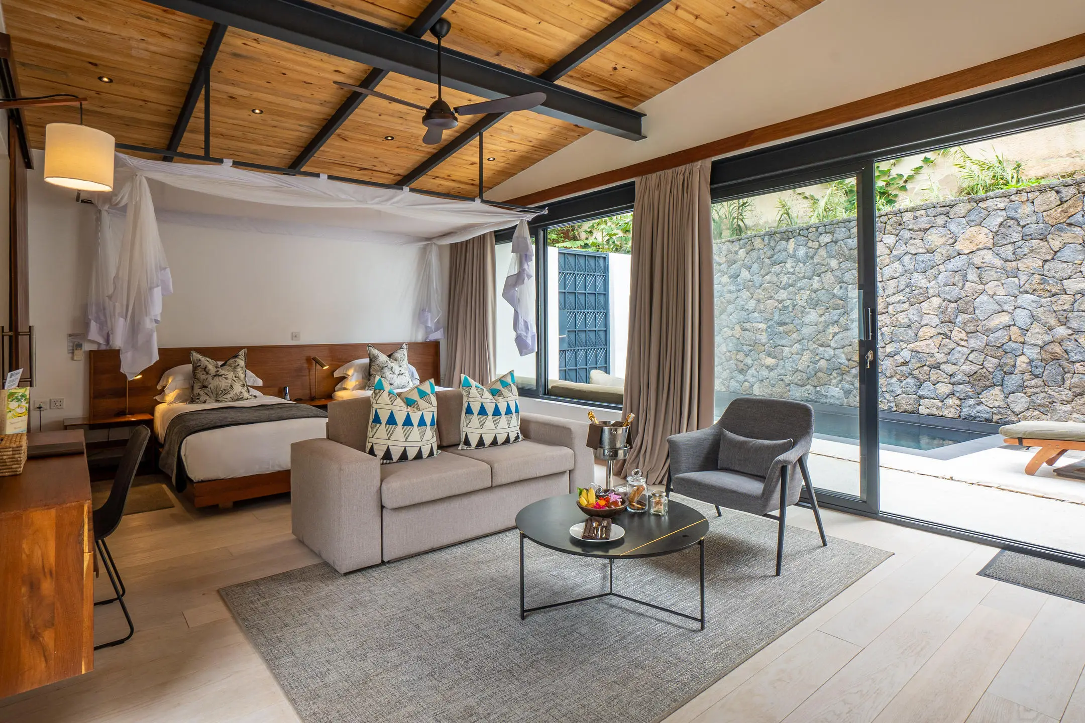 Pool Villa Desk twin setup