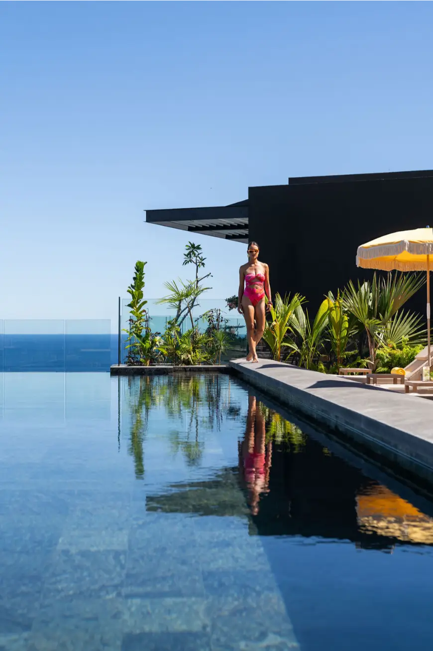 Santosha Bar - Infinity pool with view