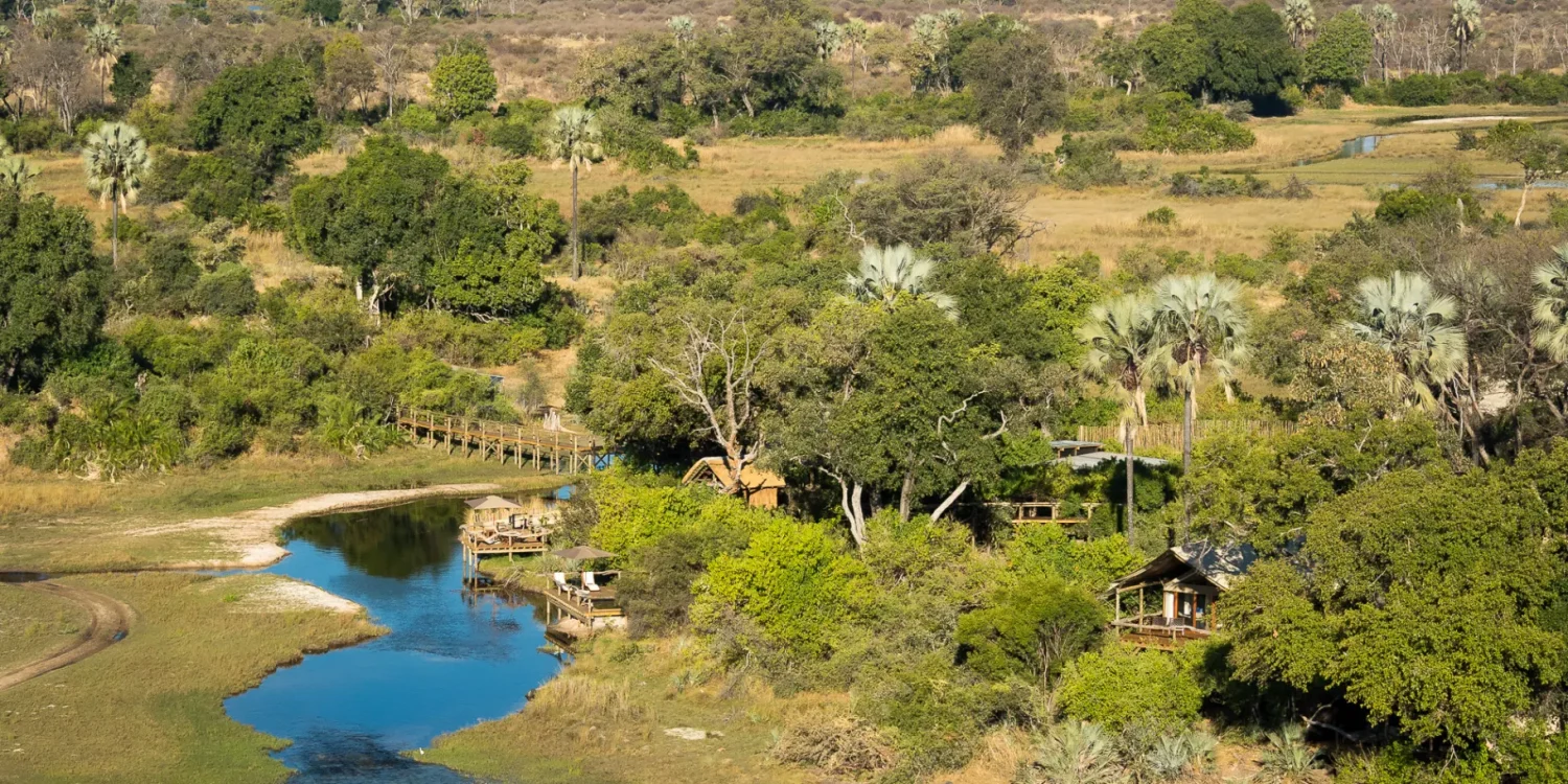 Alojamento de safári de luxo com vista para uma paisagem fluvial sinuosa durante um safári em setembro.